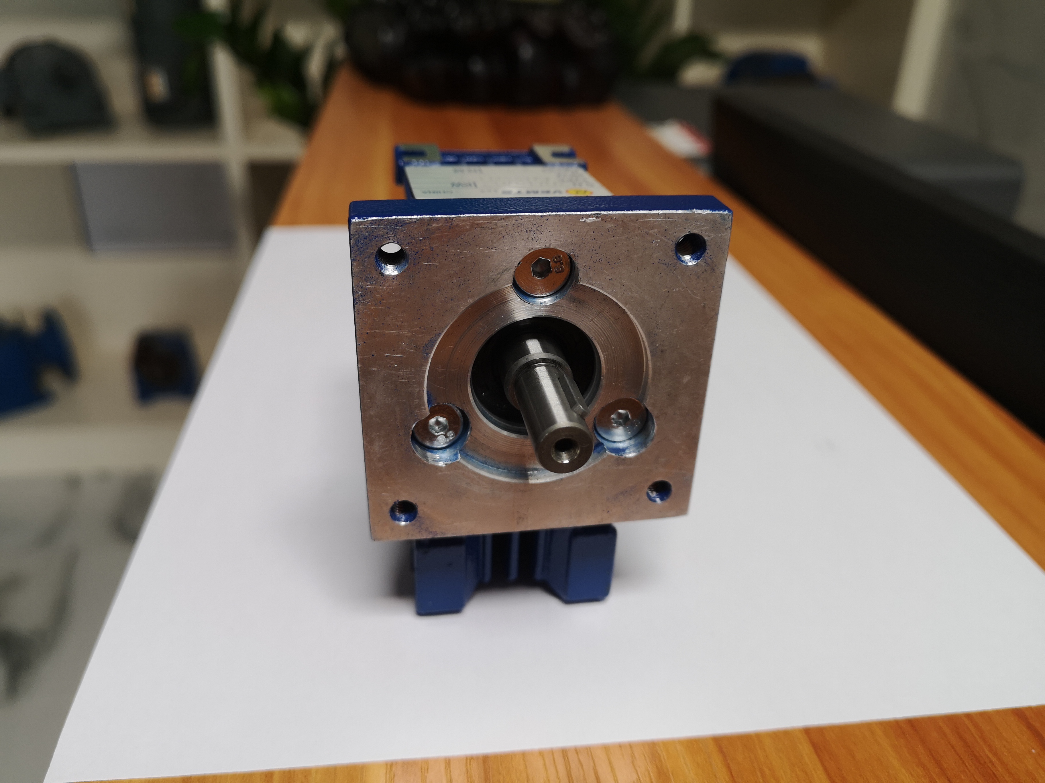 1000瓦伺服電機(jī)減速機(jī),帶動(dòng)47.5T減速機(jī),47.5噸的折彎機(jī)的負(fù)載